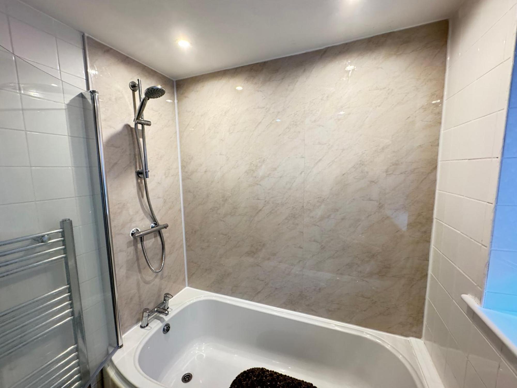 The Vogue Stay, 3 Bedrooms, 2 Bathrooms, Ideal For Jr & Oxford Hospitals, Free Carpark, Conveniently Located For Ring Road Access, 2 Miles From Oxford City Centre Easy Car & Bus Route 외부 사진